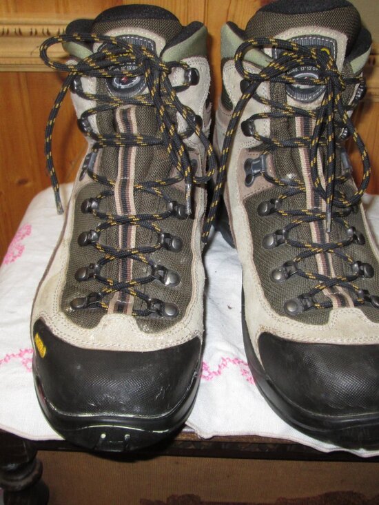 Mens 9.5 M ASOLO WATERPROOF HIKING BOOTS MINT LEATHER BROWNS main image 9